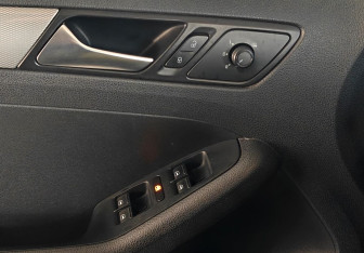 Подержанный автомобиль Volkswagen Jetta Sedan 2015 года (15 фото)