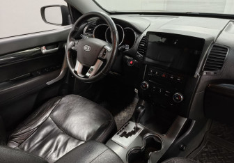 Подержанный автомобиль Kia Sorento 2012 года (10 фото)