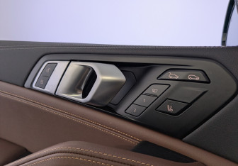 Подержанный автомобиль BMW X6 2025 года (25 фото)