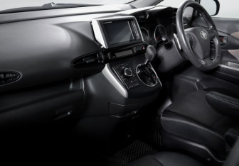 Подержанный автомобиль Toyota Wish Minivan 2010 года (9 фото)
