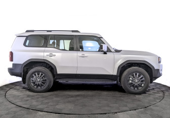 Подержанный автомобиль Toyota Land Cruiser Prado 2024 года (4 фото)