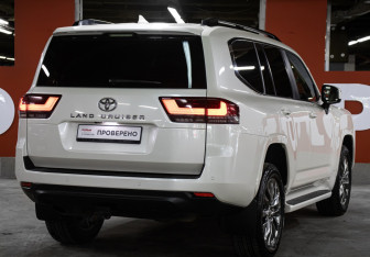 Подержанный автомобиль Toyota Land Cruiser Suv 2022 года (5 фото)