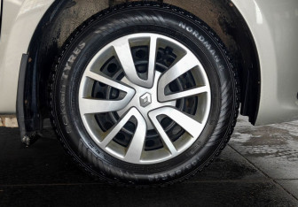 Подержанный автомобиль Renault Logan Sedan 2014 года (16 фото)