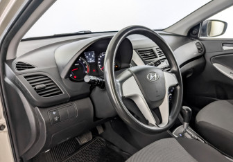 Подержанный автомобиль Hyundai Solaris Hatchback 2012 года (16 фото)