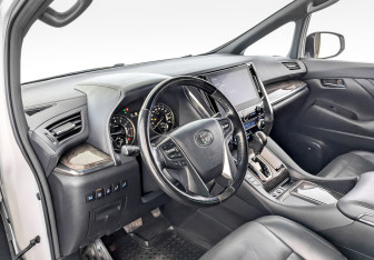 Подержанный автомобиль Toyota Alphard 2021 года (16 фото)