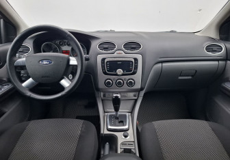 Подержанный автомобиль Ford Focus Hatchback 2010 года (12 фото)