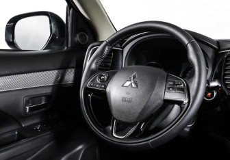 Подержанный автомобиль Mitsubishi Outlander 2019 года (13 фото)