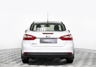 Подержанный автомобиль Ford Focus Sedan 2013 года (22 фото)