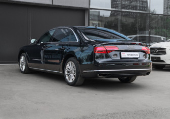 Подержанный автомобиль Audi A8 2015 года (6 фото)