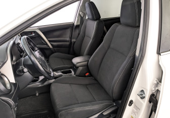 Подержанный автомобиль Toyota RAV4 2017 года (20 фото)