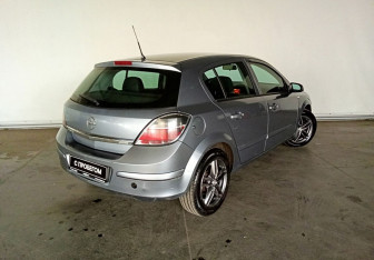 Подержанный автомобиль Opel Astra Hatchback 2009 года (6 фото)