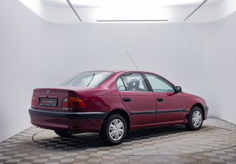Подержанный автомобиль Toyota Avensis Sedan 1998 года (5 фото)