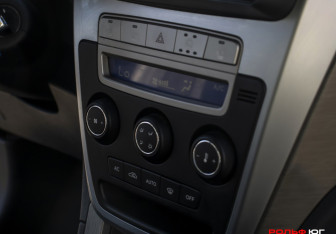 Подержанный автомобиль Geely Emgrand X7 2015 года (16 фото)