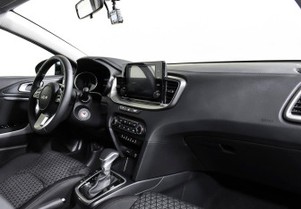 Подержанный автомобиль Kia Ceed Hatchback 2022 года (9 фото)