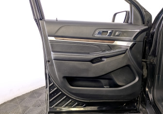 Подержанный автомобиль Ford Explorer 2018 года (19 фото)