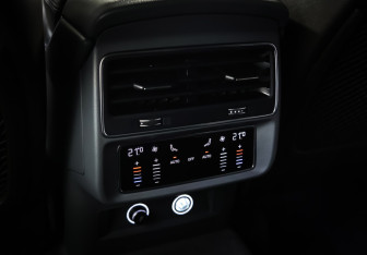 Подержанный автомобиль Audi Q8 2020 года (19 фото)