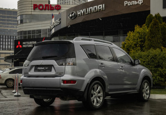Подержанный автомобиль Mitsubishi Outlander 2009 года (4 фото)