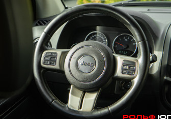 Подержанный автомобиль Jeep Compass 2012 года (11 фото)