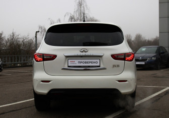 Подержанный автомобиль Infiniti JX 2013 года (6 фото)