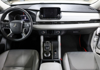 Подержанный автомобиль Mitsubishi Outlander 2022 года (14 фото)