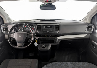 Подержанный автомобиль Peugeot Traveller 2021 года (15 фото)