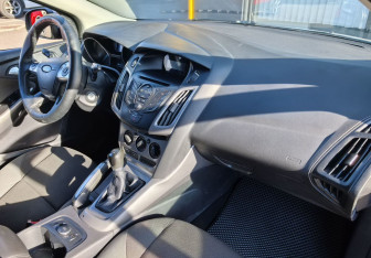 Подержанный автомобиль Ford Focus Hatchback 2012 года (10 фото)