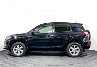 Подержанный автомобиль Toyota RAV4 2011 года (8 фото)