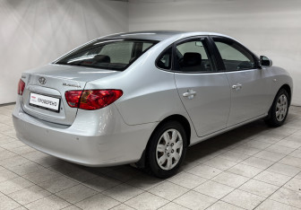 Подержанный автомобиль Hyundai Elantra Sedan 2008 года (5 фото)