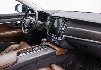 Подержанный автомобиль Volvo V90 Cross Country 2017 года (10 фото)