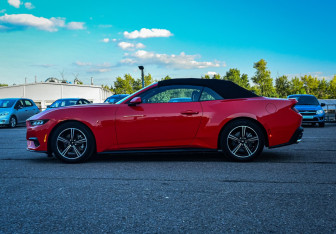 Подержанный автомобиль Ford Mustang Convertible 2024 года (7 фото)