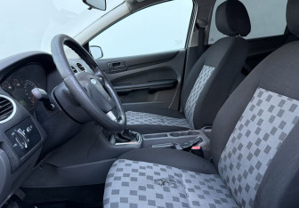 Подержанный автомобиль Ford Focus Wagon 2007 года (10 фото)