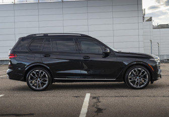 Подержанный автомобиль BMW X7 2022 года (7 фото)
