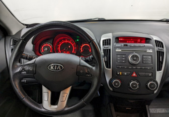 Подержанный автомобиль Kia Ceed Hatchback 2012 года (21 фото)