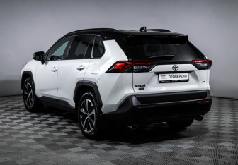 Подержанный автомобиль Toyota RAV4 2021 года (7 фото)