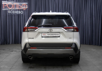 Подержанный автомобиль Toyota RAV4 2020 года (6 фото)