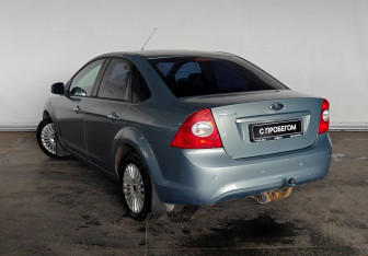 Подержанный автомобиль Ford Focus Sedan 2010 года (6 фото)