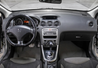 Подержанный автомобиль Peugeot 308 Hatchback 2010 года (14 фото)