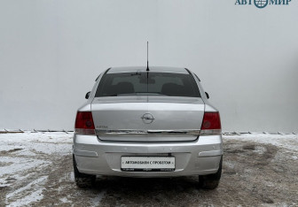 Подержанный автомобиль Opel Astra Sedan 2010 года (6 фото)