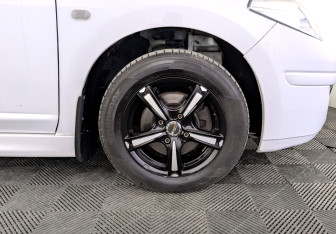 Подержанный автомобиль Nissan Tiida Hatchback 2013 года (18 фото)
