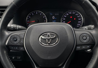 Подержанный автомобиль Toyota RAV4 2019 года (16 фото)