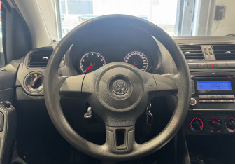 Подержанный автомобиль Volkswagen Polo Sedan 2011 года (14 фото)