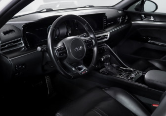 Подержанный автомобиль Kia K5 2021 года (13 фото)