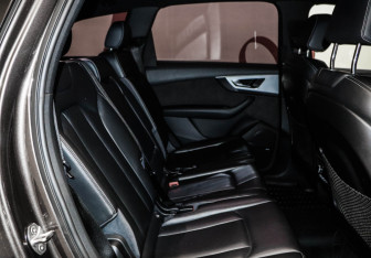 Подержанный автомобиль Audi Q7 2015 года (23 фото)