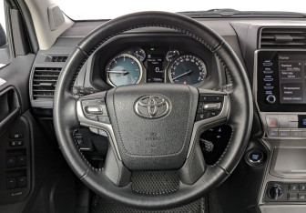 Подержанный автомобиль Toyota Land Cruiser Prado 2020 года (21 фото)