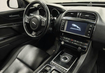 Подержанный автомобиль Jaguar XE 2018 года (10 фото)