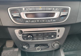 Подержанный автомобиль Renault Fluence 2013 года (15 фото)