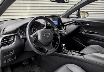 Подержанный автомобиль Toyota C-HR 2019 года (17 фото)