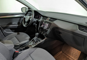 Подержанный автомобиль Skoda Octavia Liftback 2020 года (13 фото)