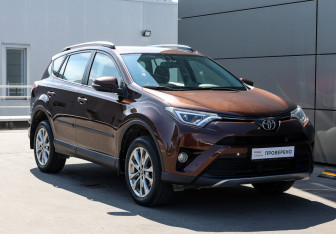Подержанный автомобиль Toyota RAV4 2017 года (3 фото)