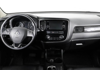 Подержанный автомобиль Mitsubishi Outlander 2016 года (8 фото)